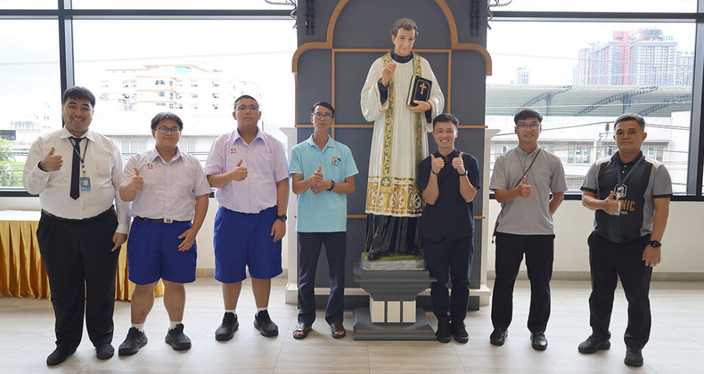 โรงเรียนเซนต์ดอมินิกต้อนรับสังฆานุกรคณะซาเลเซียนชาวเวียดนาม