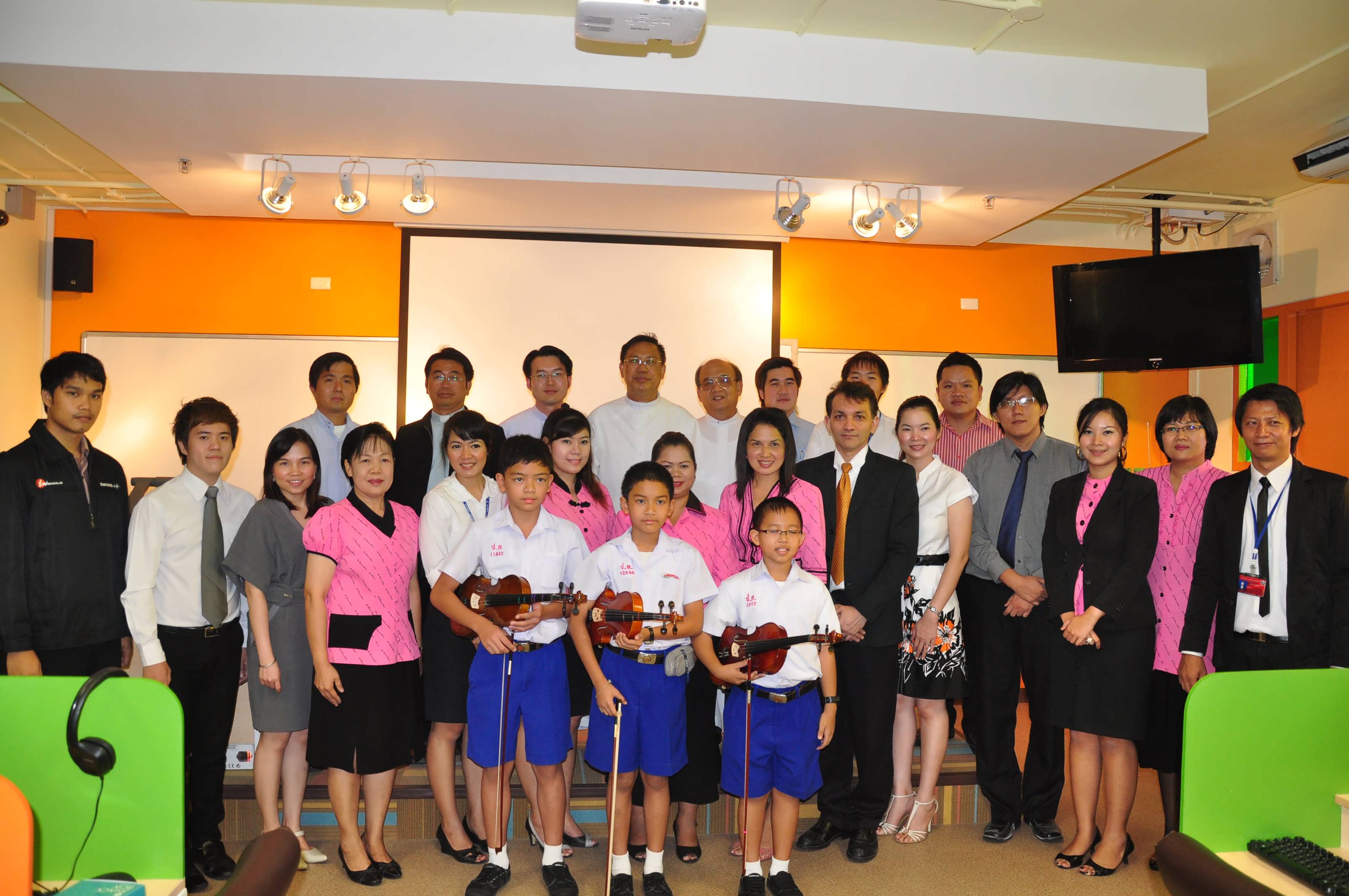 เปิด Francis de Sales English Sound Lab